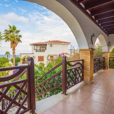 Welcoming 3-bedroom With Ocean Views Agios Georgios (Girne)