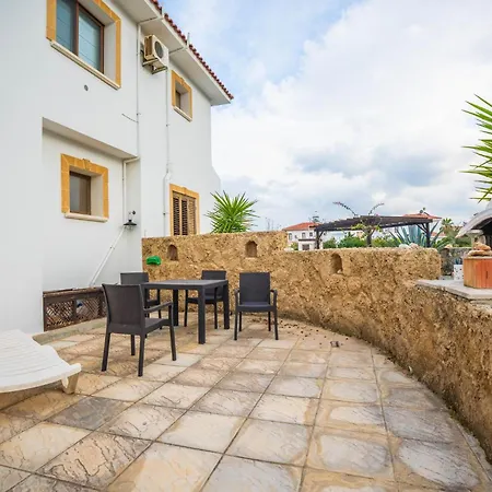 Welcoming 3-bedroom With Ocean Views *
