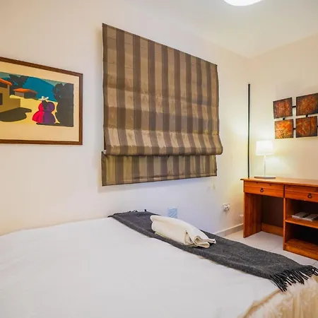 Welcoming 3-bedroom With Ocean Views Apartment *
