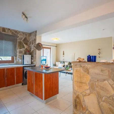 Welcoming 3-bedroom With Ocean Views *
