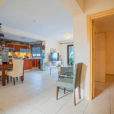 Welcoming 3-bedroom With Ocean Views *