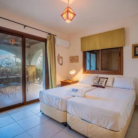 Welcoming 3-bedroom With Ocean Views Apartment