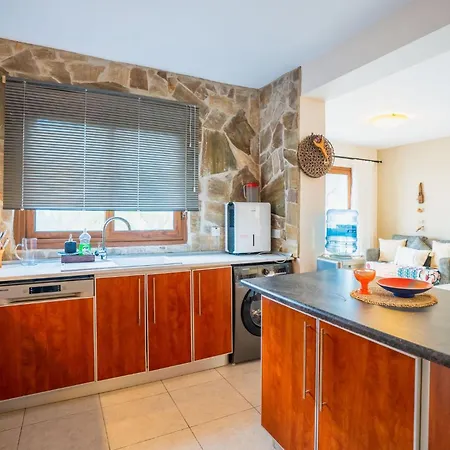 Welcoming 3-bedroom With Ocean Views Apartman *