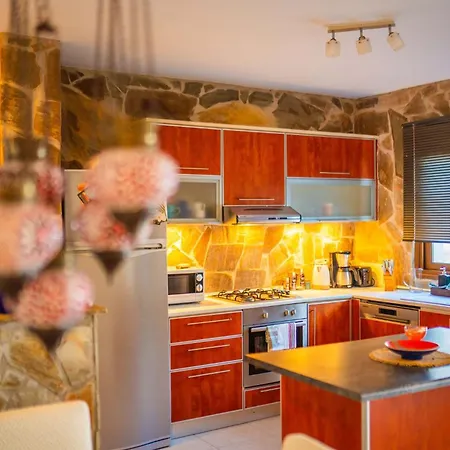 Welcoming 3-bedroom With Ocean Views *