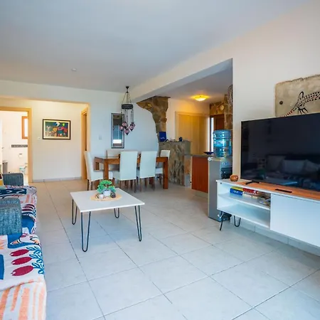 Welcoming 3-bedroom With Ocean Views Apartman