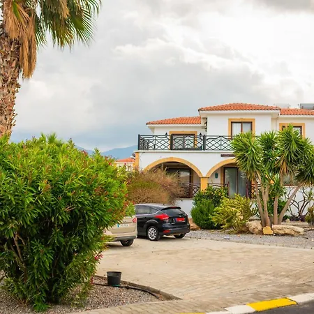 Welcoming 3-bedroom With Ocean Views *