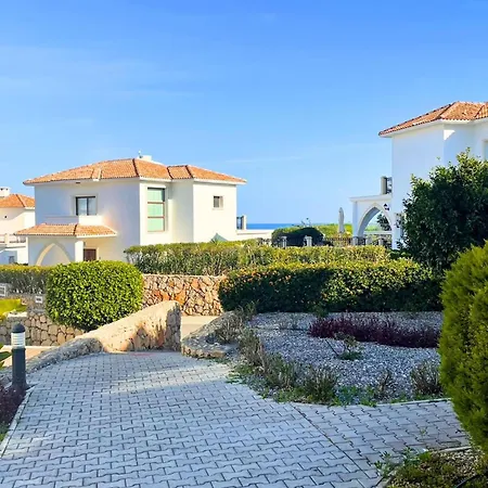 Welcoming 3-bedroom With Ocean Views Apartment *