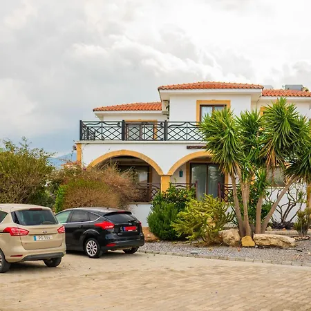 Welcoming 3-bedroom With Ocean Views Agios Georgios (Girne)