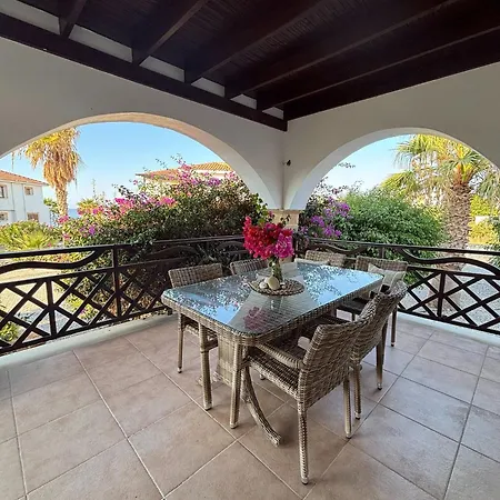 Welcoming 3-bedroom With Ocean Views Apartman