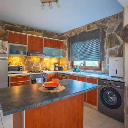 Welcoming 3-bedroom With Ocean Views Apartament
