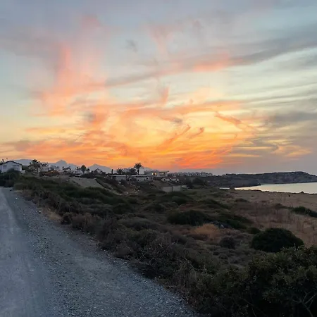 Welcoming 3-bedroom With Ocean Views Apartament